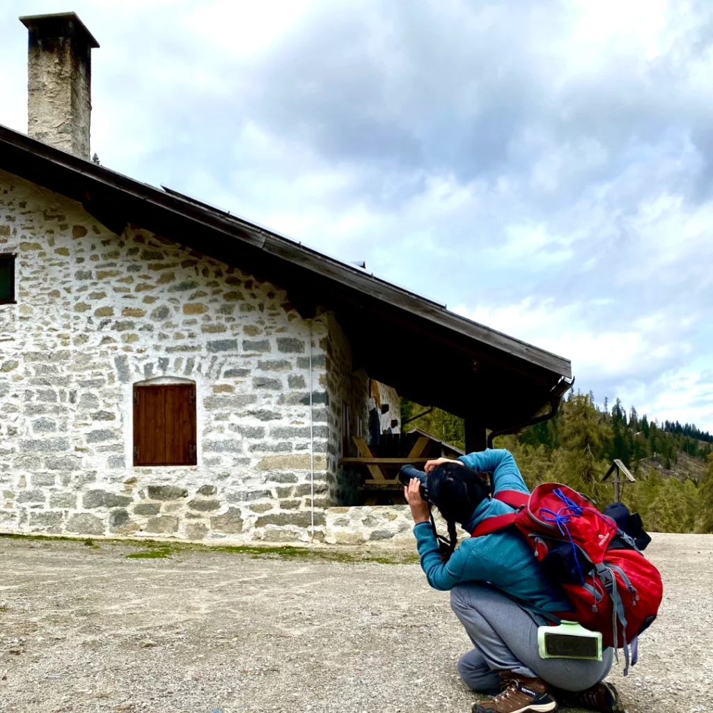 Io che fotografo una malga durante una delle mie escursioni in montagna