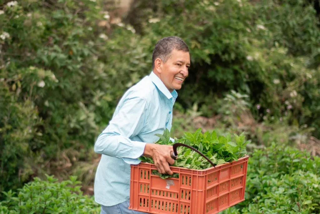 La foto di uno dei tanti nonni che lavorano negli orti didattici insieme ai bambini.