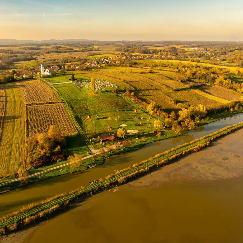 Una panoramica di un terreno coltivato con differenti tipi di coltivazioni.