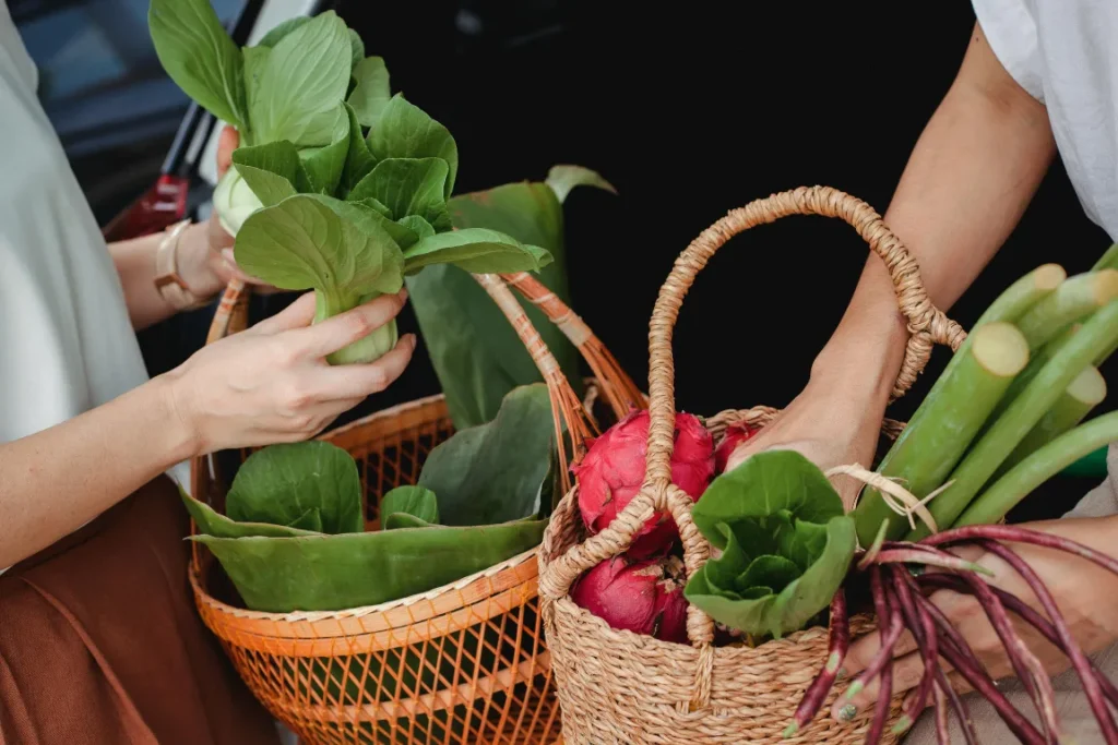 Due cesti di vimini con dentro frutta e verdura.