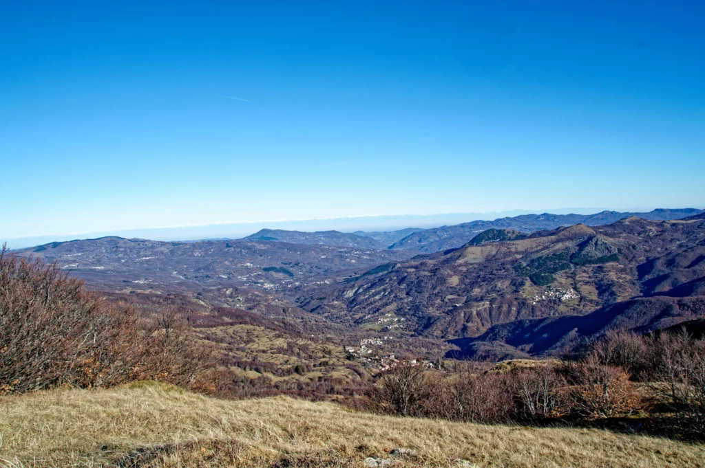 Un paesaggio misto tra collina e monti.