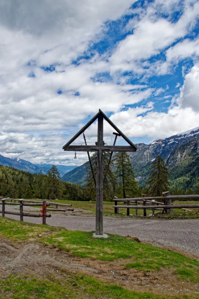 Una struttura in legno all'ingresso delle malghe.